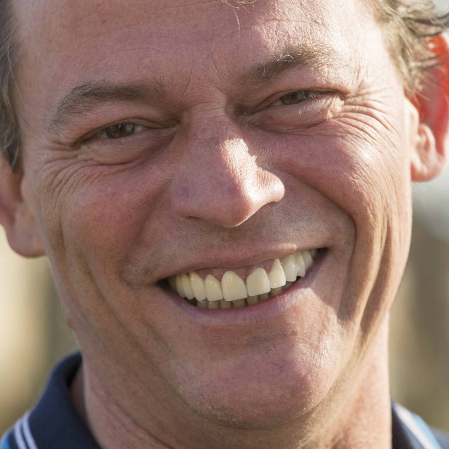 Nieuwe kronen Ron close up lachend