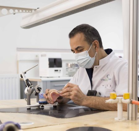 Tandtechnicus werkend in tandtechnisch laboratorium