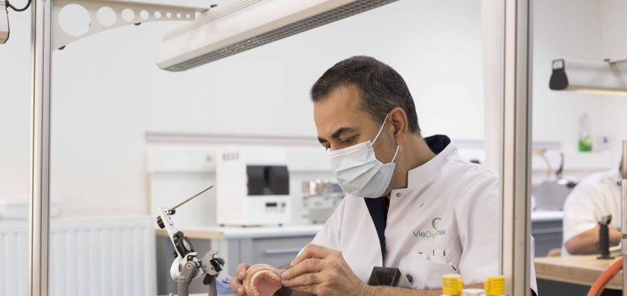 Tandtechnicus werkend in tandtechnisch laboratorium