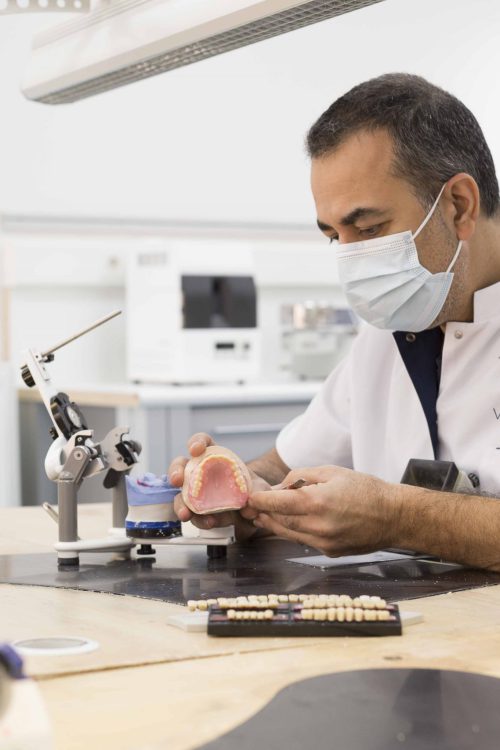 Tandtechnicus werkend in tandtechnisch laboratorium