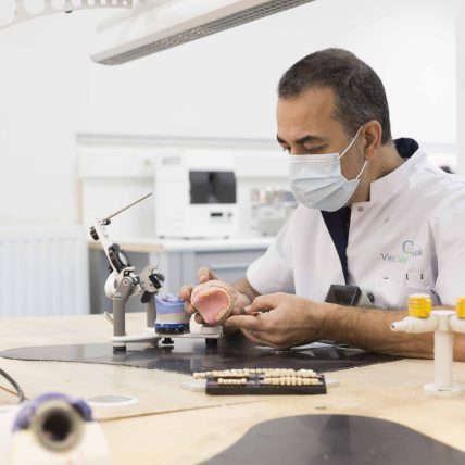 Tandtechnicus werkend in tandtechnisch laboratorium