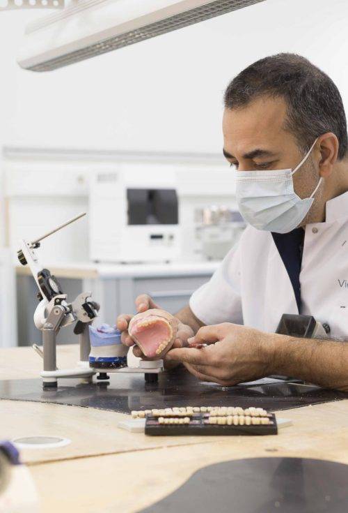 Tandtechnicus werkend in tandtechnisch laboratorium