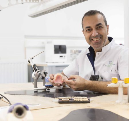Tandtechnicus werkend in tandtechnisch laboratorium