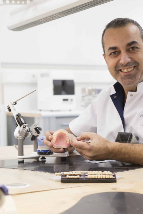 Tandtechnicus werkend in tandtechnisch laboratorium