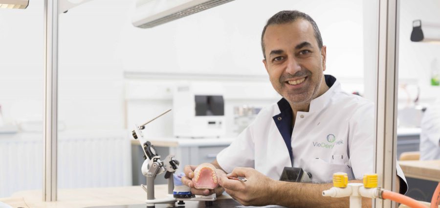 Tandtechnicus werkend in tandtechnisch laboratorium