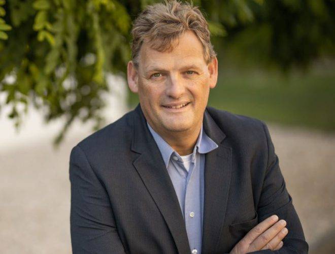 Harrie Op de Laak in pak