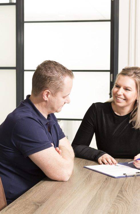 Consultgesprek tussen zorgconsulente en patiënt