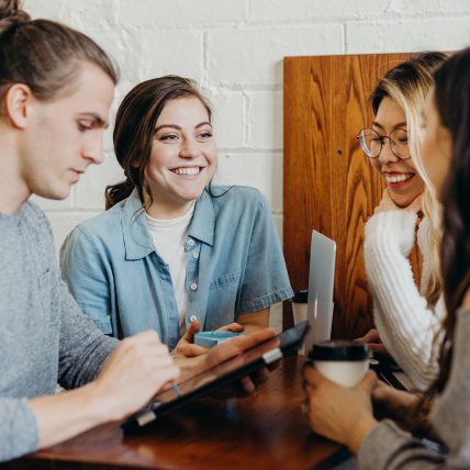 Dames en jongen in leuk gesprek