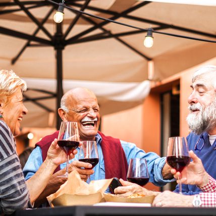Kunstgebit oudere mensen genietend op het terras