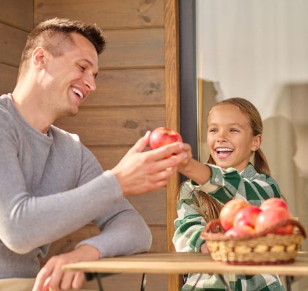 Jongen en dochter met appel
