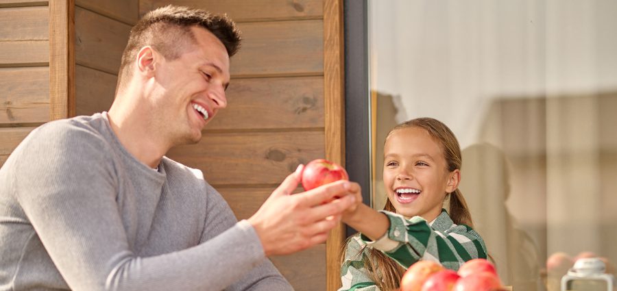 Jongen en dochter met appel