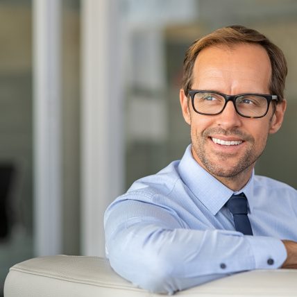 Zakenman met arm over stoelleuning