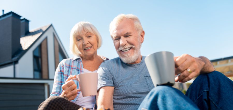 Ouder stel dat geniet van kop koffie en gebak