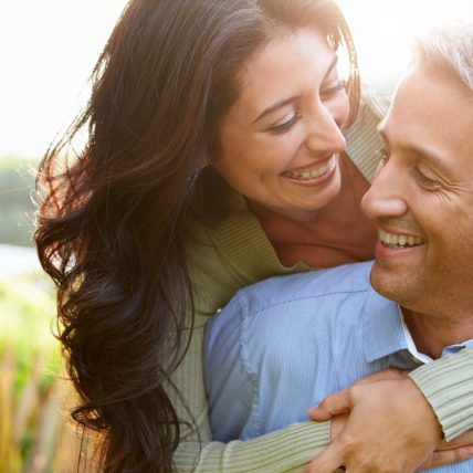 Mooie lach man en vrouw omhelsend